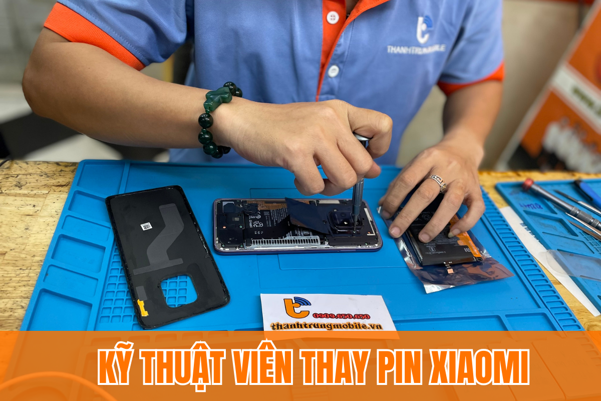 Kỹ thuật viên thay pin Xiaomi
